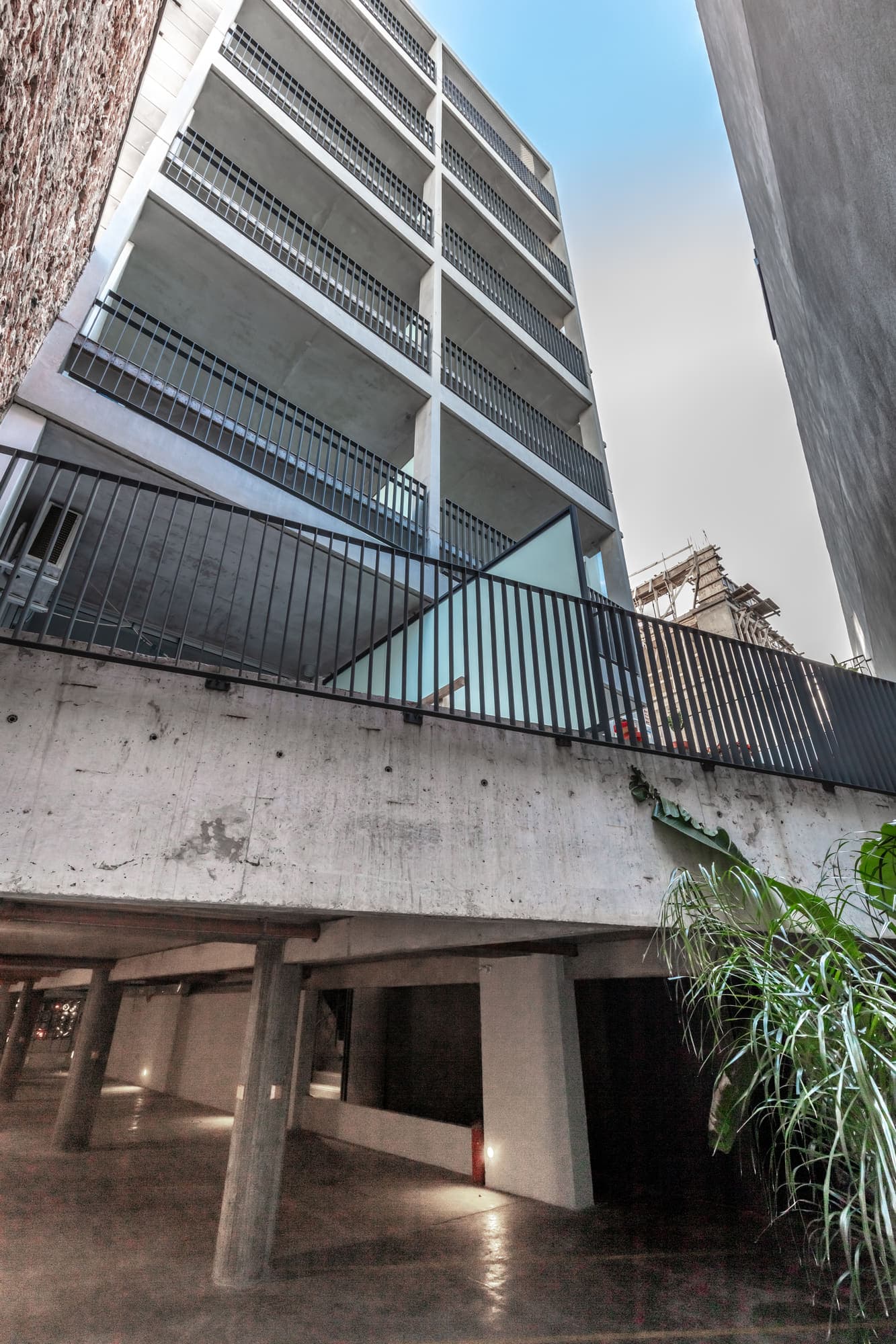 Fachada del Proyecto Naón vista en contrapicado