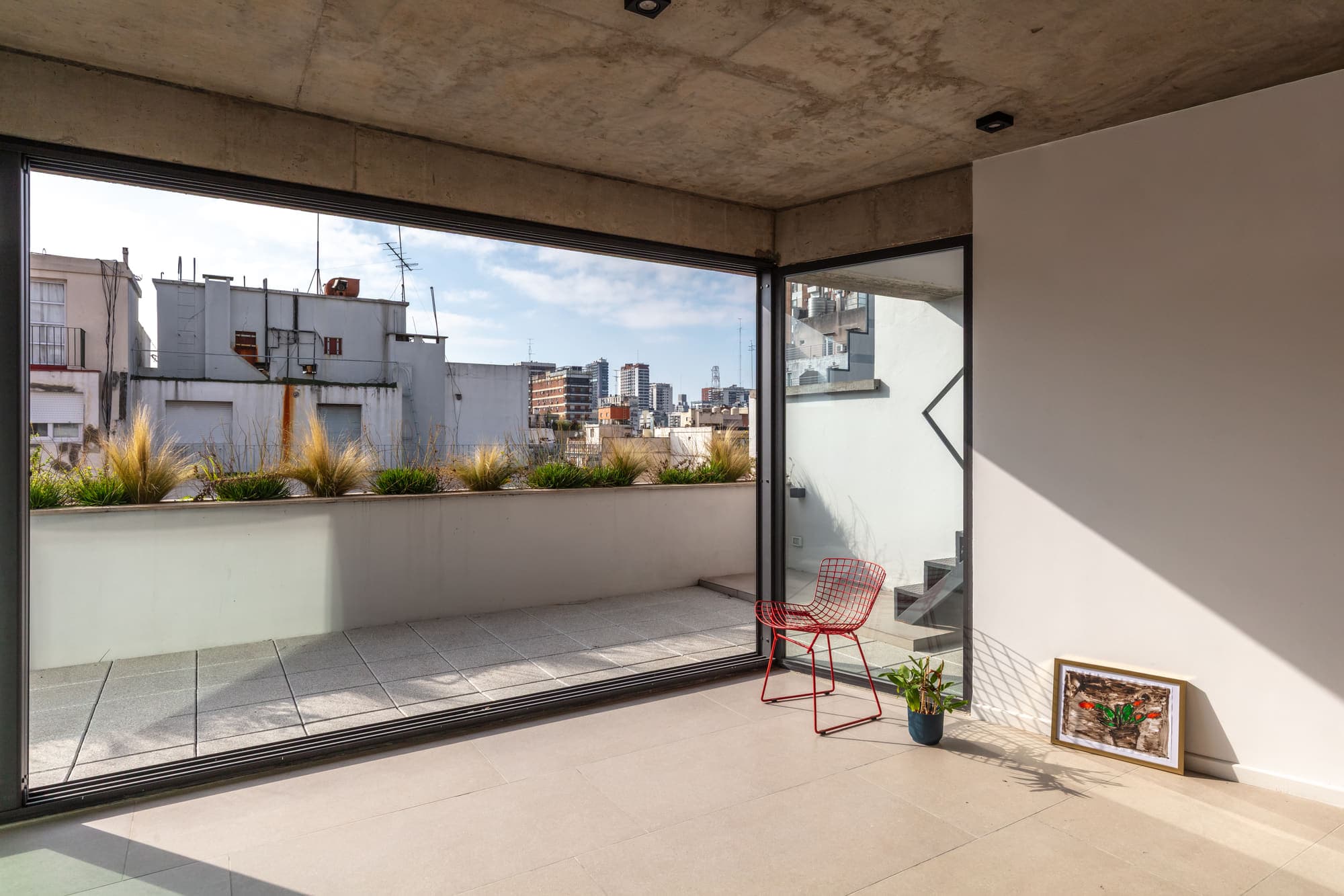 Estar del Proyecto Moldes con ventanal corrido hacia la terraza